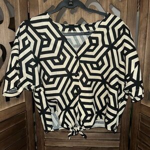 Geometric Black and White Women Top- Size 6